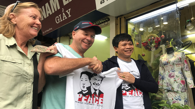 ...những vị khách nước ngoài cũng thích thú với những chiếc áo in hình Chủ tịch Kim Jong-un và Tổng thống Donald Trump. ẢNH: KHÁNH LINH. ...những vị khách nước ngoài cũng thích thú với những chiếc áo in hình Chủ tịch Kim Jong-un và Tổng thống Donald Trump. ẢNH: KHÁNH LINH.
