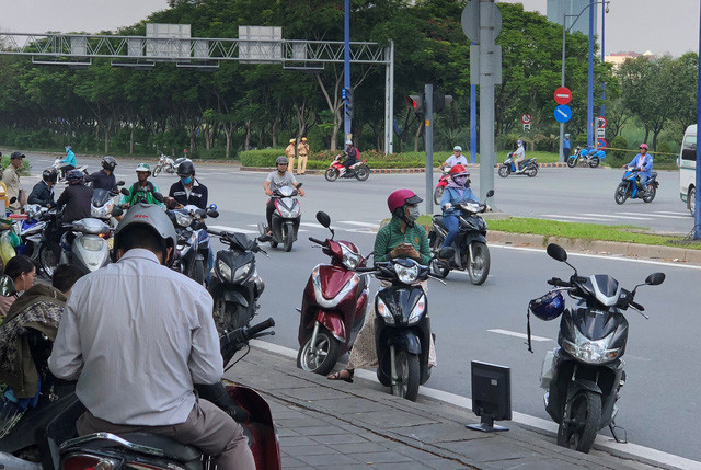 Lực lượng công an phong tỏa không cho phương tiện lưu thông qua hầm suốt 5 tiếng đồng hồ để xử lý sự cố. Lực lượng công an phong tỏa không cho phương tiện lưu thông qua hầm suốt 5 tiếng đồng hồ để xử lý sự cố.