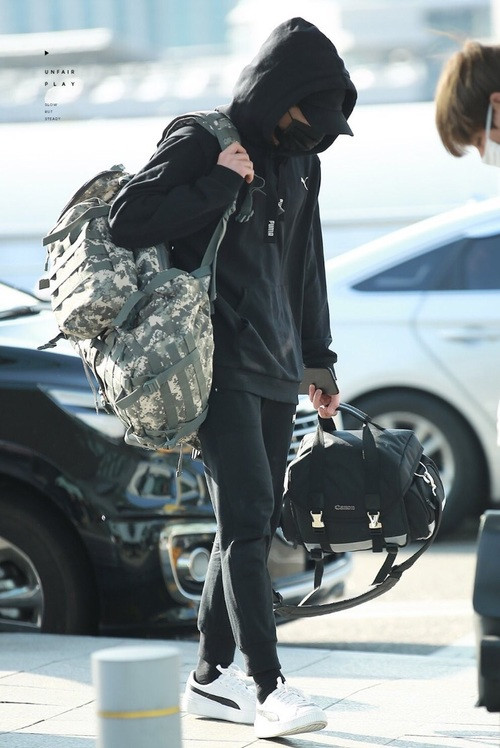 Đồng ý là trang phục này vô cùng thoải mái, nhưng nhìn Jungkook giảm đi vài điểm ngoại hình rồi.