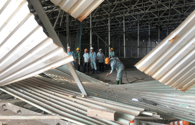 Sự cố nghiêm trọng xe tải kéo sập giàn giáo trước cửa hầm Thủ Thiêm, quận 2. Sự cố nghiêm trọng xe tải kéo sập giàn giáo trước cửa hầm Thủ Thiêm, quận 2.