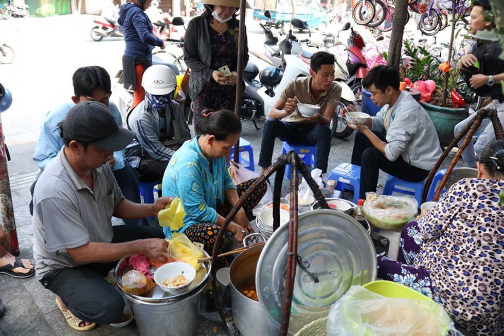 Gánh bánh canh của dì Liên suốt 50 năm không có bàn. Ảnh: ANH LÊ. Gánh bánh canh của dì Liên suốt 50 năm không có bàn. Ảnh: ANH LÊ.