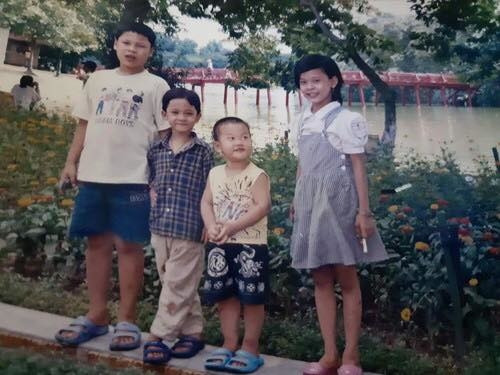 Thu Trang (ngoài cùng bên phải) mất tích khi mới 9 tuổi. Thu Trang (ngoài cùng bên phải) mất tích khi mới 9 tuổi.