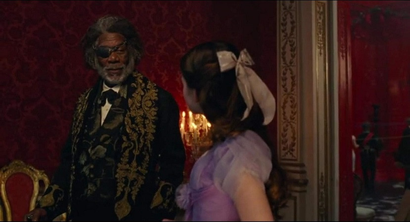 Nam diễn viên gạo cội Morgan Freeman trong vai Drosselmeyer - Cha đỡ đầu của cô bé Clara.