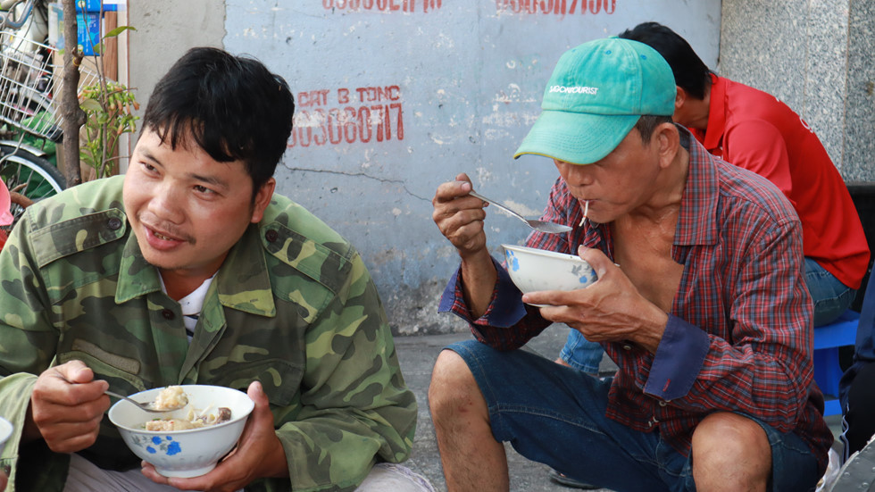 Cháo và bánh canh đều có giá 20.000 đồng/tô. Ảnh: VŨ PHƯỢNG. Cháo và bánh canh đều có giá 20.000 đồng/tô. Ảnh: VŨ PHƯỢNG.