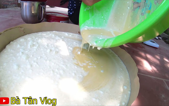 Phần hỗn hợp bị vón cục của chiếc bánh trước khi nướng. (Ảnh: Bà Tân Vlog) Phần hỗn hợp bị vón cục của chiếc bánh trước khi nướng. (Ảnh: Bà Tân Vlog)