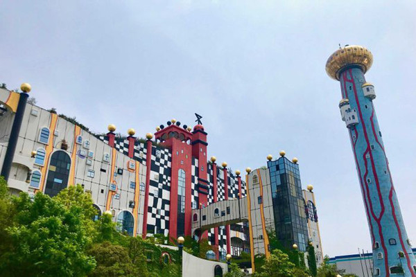 Mô hình mô phỏng tàu vũ trụ nằm trên tòa tháp.