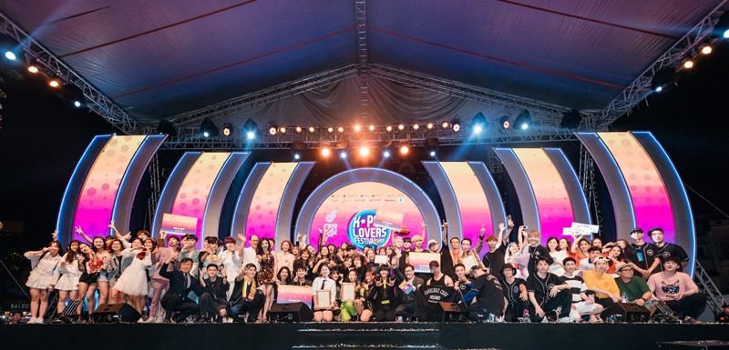 BGK chụp ảnh kỷ niệm cùng các nhóm thi & nhóm Seoul B-boy Crew. BGK chụp ảnh kỷ niệm cùng các nhóm thi & nhóm Seoul B-boy Crew.