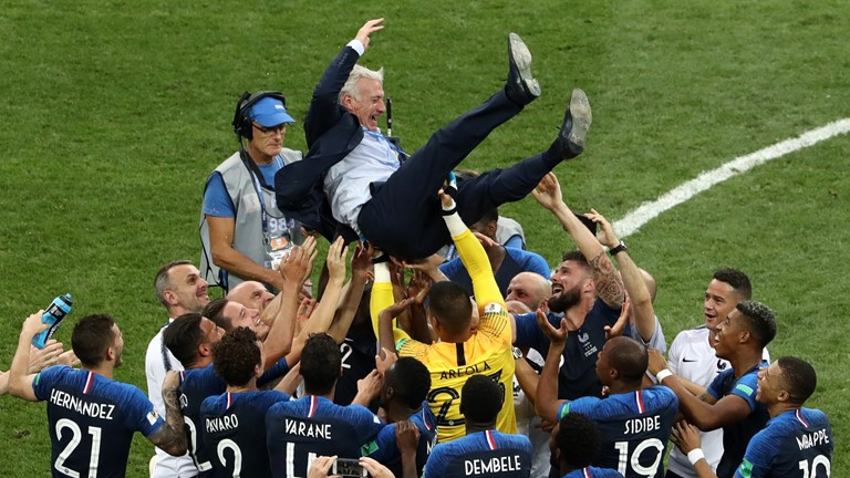 HLV Didier Deschamps được các cầu thủ tung hô.