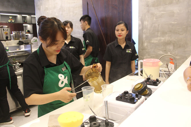 Những bài viết tuyển dụng nhân viên bán trà sữa, đứng quầy với mức lương 2 - 3 triệu thì rất nhiều người ứng tuyển (Ảnh mang tính minh họa). Những bài viết tuyển dụng nhân viên bán trà sữa, đứng quầy với mức lương 2 - 3 triệu thì rất nhiều người ứng tuyển (Ảnh mang tính minh họa).