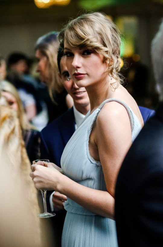 Taylor lựa chọn đến BAFTAs cùng Joe và tập trung cho vai diễn nhạc kịch của mình thay vì bận tâm về câu chuyện Grammy 2019.