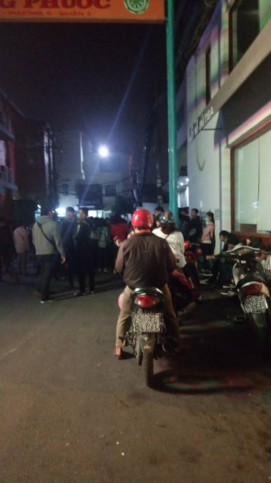 Nhiều phụ huynh đã có mặt cùng con từ 4h sáng để đăng kí dự thi. (Ảnh: Trịnh Điền) Nhiều phụ huynh đã có mặt cùng con từ 4h sáng để đăng kí dự thi. (Ảnh: Trịnh Điền)