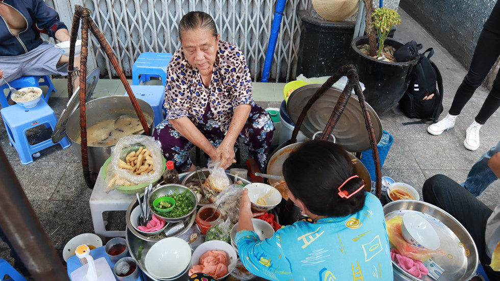 Dì Liên bán từ hồi mang bầu con gái, tới nay con gái dì gần 50 tuổi cũng ra phụ bán cùng mẹ. Ảnh: VŨ PHƯỢNG. Dì Liên bán từ hồi mang bầu con gái, tới nay con gái dì gần 50 tuổi cũng ra phụ bán cùng mẹ. Ảnh: VŨ PHƯỢNG.