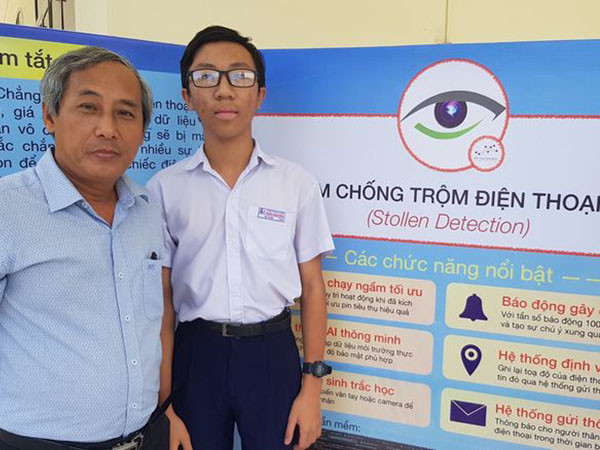 Em Trang Sĩ Thái cùng giáo viên hướng dẫn của mình Em Trang Sĩ Thái cùng giáo viên hướng dẫn của mình