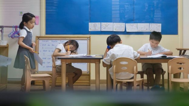 Người Hàn Quốc phải học tập căng thẳng từ nhỏ và luôn trong tình trạng cạnh tranh với bạn. Ảnh: Getty. Người Hàn Quốc phải học tập căng thẳng từ nhỏ và luôn trong tình trạng cạnh tranh với bạn. Ảnh: Getty.