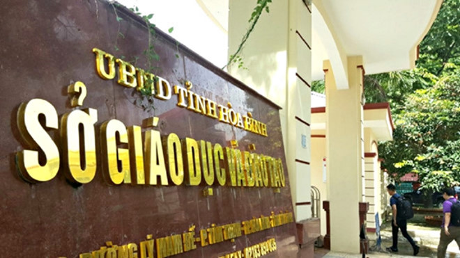 Trưởng, phó Phòng Khảo thí - Quản lý chất lượng giáo dục thuộc Sở Giáo dục - Đào tạo tỉnh Hòa Bình bị khai trừ Đảng sau khi bị khởi tố, bắt tạm giam. Ảnh: Lê Hiệp. Trưởng, phó Phòng Khảo thí - Quản lý chất lượng giáo dục thuộc Sở Giáo dục - Đào tạo tỉnh Hòa Bình bị khai trừ Đảng sau khi bị khởi tố, bắt tạm giam. Ảnh: Lê Hiệp.
