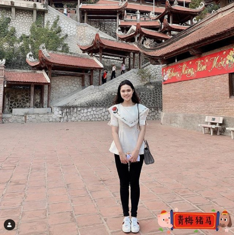 Bức ảnh đi lễ chùa vào ngày mùng 3 Tết của bạn gái Duy Mạnh. Bức ảnh đi lễ chùa vào ngày mùng 3 Tết của bạn gái Duy Mạnh.