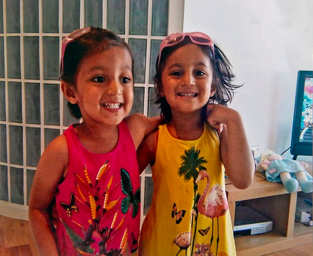 Nishka và Nysa Upadhya khi còn bé. Nishka và Nysa Upadhya khi còn bé.