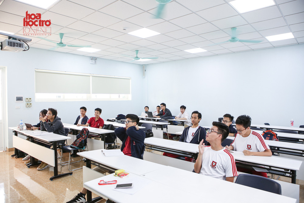 Hệ thống phòng học thông minh và bảng tương tác giúp teen HES dễ dàng tiếp thu kiến thức. Hệ thống phòng học thông minh và bảng tương tác giúp teen HES dễ dàng tiếp thu kiến thức.