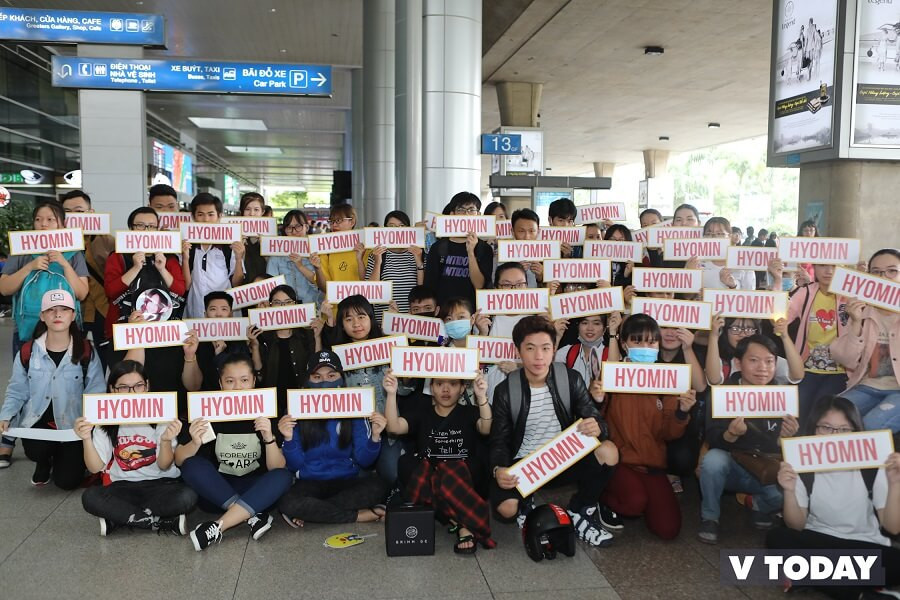 Các fan xếp hàng đón Hyomin. Các fan xếp hàng đón Hyomin.