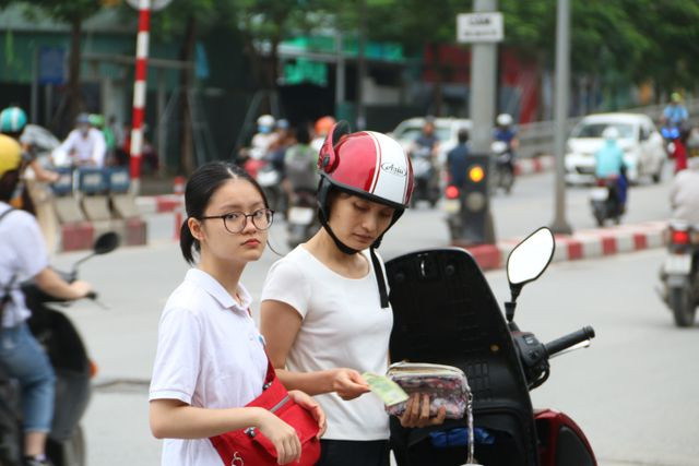 Mẹ đưa cho con 100.000 đồng để tự về sau khi kết thúc làm thủ tục dự thi Mẹ đưa cho con 100.000 đồng để tự về sau khi kết thúc làm thủ tục dự thi