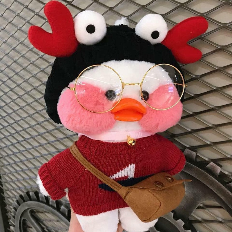 Chú vịt này cũng rất thời thượng khi bắt kịp trend đội mũ tuần lộc đón Noel về. Chú vịt này cũng rất thời thượng khi bắt kịp trend đội mũ tuần lộc đón Noel về.