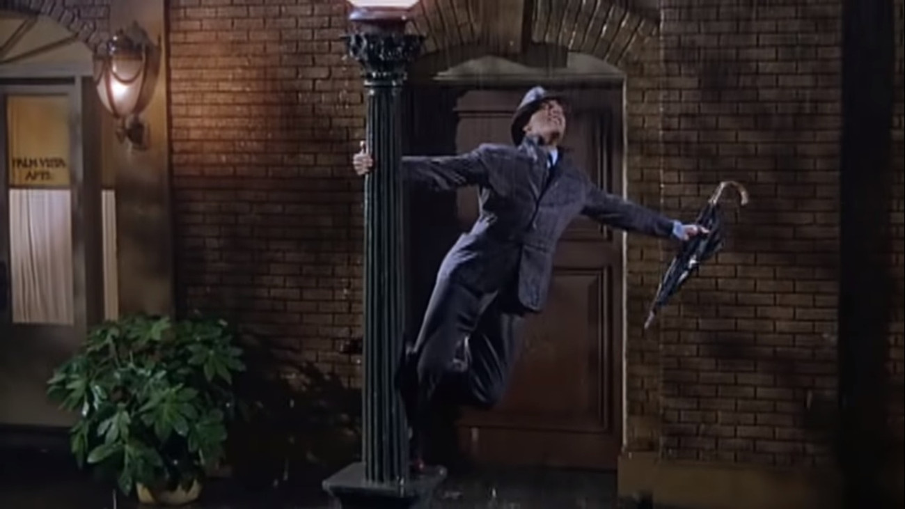 gợi nhớ đến cảnh nam diễn viên Gene Kelly hát và nhảy múa dưới mưa trong
