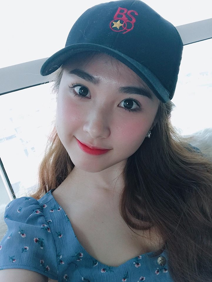 Bên cạnh gương mặt xinh đẹp của hot girl, cư dân mạng lại chỉ chú ý vào chiếc mũ đen cô nàng đang đội. Bên cạnh gương mặt xinh đẹp của hot girl, cư dân mạng lại chỉ chú ý vào chiếc mũ đen cô nàng đang đội.