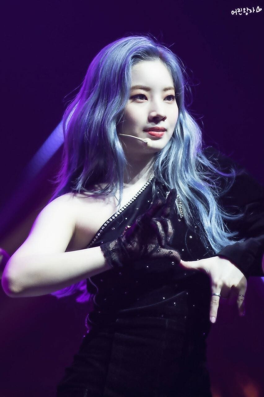Với mái tóc xanh dương, Da Hyun được so sánh với nữ hoàng biển cả. Thành viên Twice có làn da trắng, hợp với mọi màu tóc.
