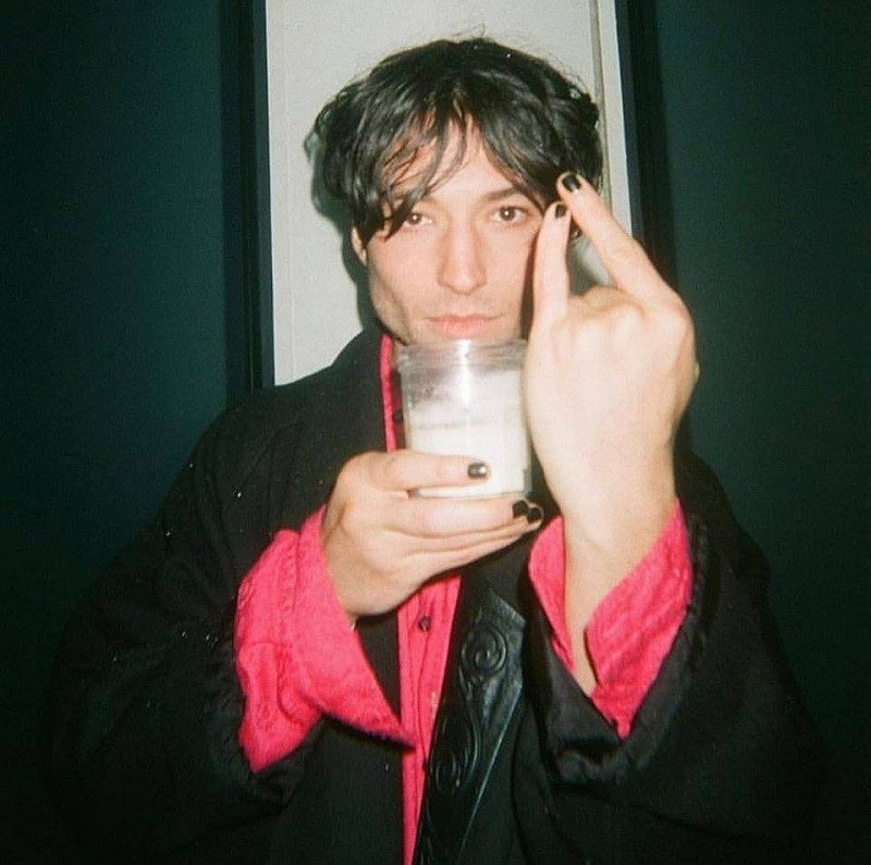 Nam diễn viên Ezra Miller tạo dáng kỳ lạ với ngón tay. Nam diễn viên Ezra Miller tạo dáng kỳ lạ với ngón tay.