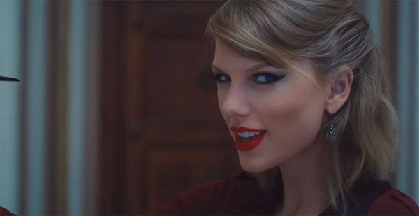 Khổ thân Taylor Swift, đang yên đanh lành thì bị lôi vào drama. Khổ thân Taylor Swift, đang yên đanh lành thì bị lôi vào drama.