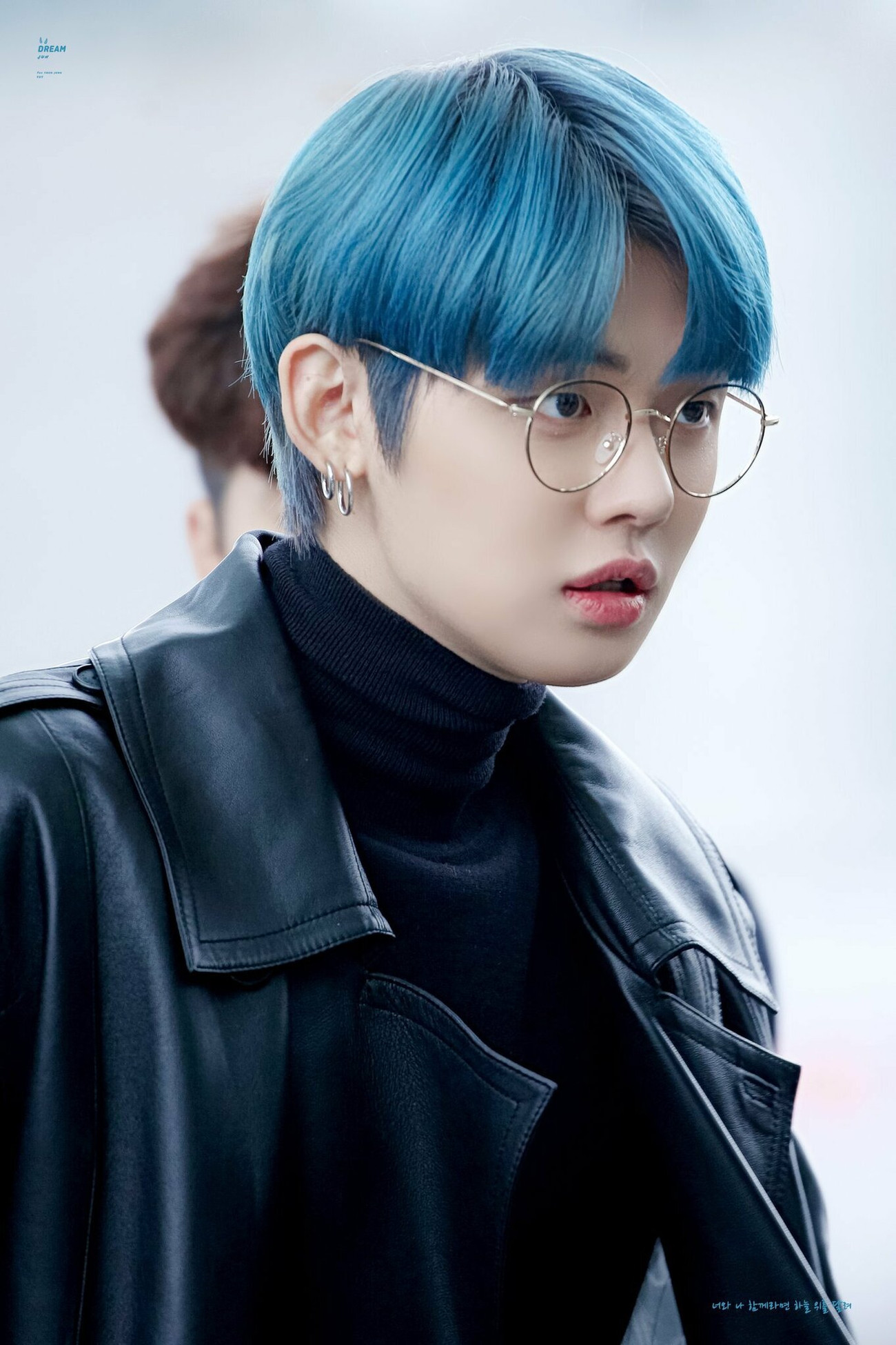 Yeon Jun (TXT) trở nên nổi bật hơn hẳn khi nhuộm tóc xanh. Ngôi sao mới của nhà Big Hit không chỉ có ngoại hình mà còn rất toàn năng, cực thu hút khi biểu diễn.