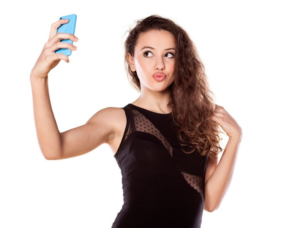 Chụp selfie trong khi thử các kiểu quần áo trong tủ - khỏi sợ ai bình luận nhỉ!