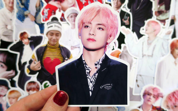 V (Kim Taehyung) là một trong những idol Kpop nổi tiếng nhất hiện nay. V (Kim Taehyung) là một trong những idol Kpop nổi tiếng nhất hiện nay.