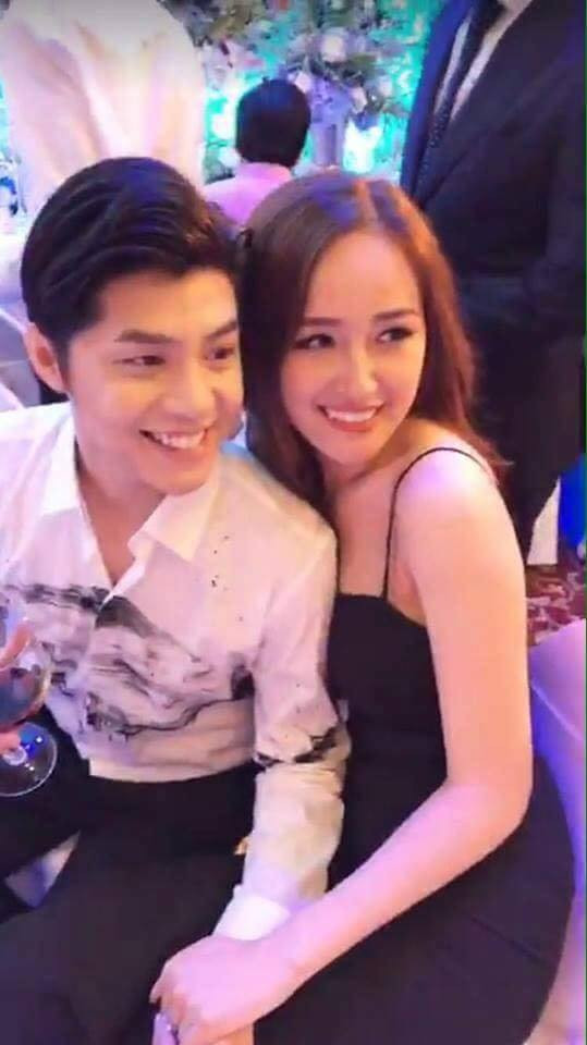 Loạt khoảnh khắc tình tứ của cả hai tại buổi tiệc cưới được chia sẻ rầm rộ. Loạt khoảnh khắc tình tứ của cả hai tại buổi tiệc cưới được chia sẻ rầm rộ.