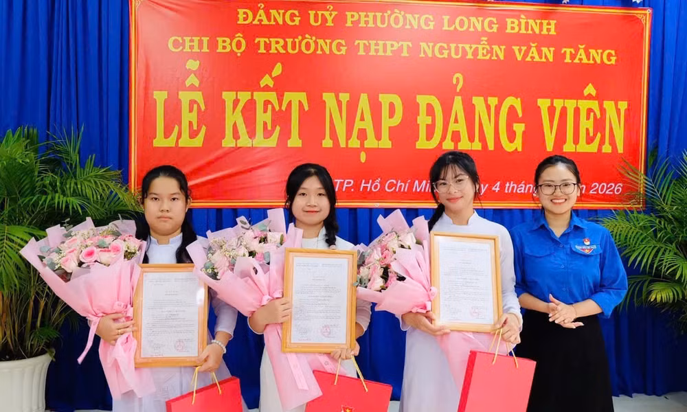 3 nữ sinh lớp 12 ở TPHCM được vinh dự kết nạp Đảng 