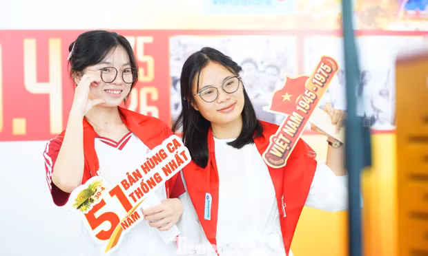 Giới trẻ check-in, tham quan triển lãm 51 năm - Bản hùng ca thống nhất