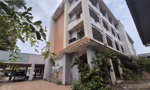 Cận cảnh nhiều trụ sở bỏ hoang, cỏ mọc um tùm... ở Đồng Nai 