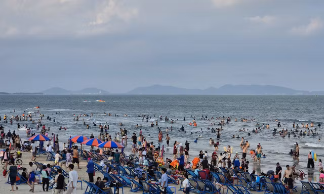 Biển Vũng Tàu 'ken đặc' du khách 