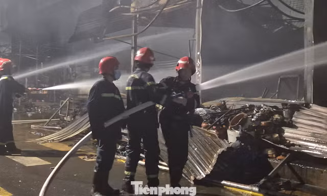 Chợ Biên Hòa tan hoang sau vụ cháy, nhiều ki-ốt bị thiêu rụi