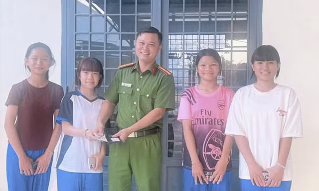 4 nữ sinh THCS ở Đồng Nai trả lại hơn 7 triệu đồng cho người đánh rơi