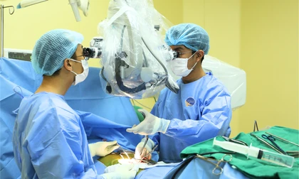 Cô gái trẻ suýt liệt cả 2 chân vì bỏ qua tín hiệu cảnh báo và mua thuốc tự điều trị