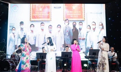 Khi bác sĩ hát để quyên góp tiền giúp bệnh nhân nghèo đón Tết