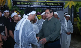 Thủ tướng viếng các nạn nhân thiệt mạng do lốc xoáy ở Ninh Bình