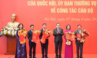 Chủ tịch Quốc hội trao các nghị quyết về công tác cán bộ