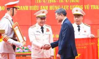 Trung tướng Nguyễn Thanh Tùng đón nhận danh hiệu Anh hùng lực lượng vũ trang nhân dân