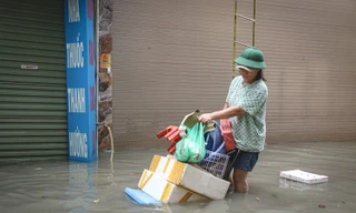 Hà Nội khẩn trương lắp trạm bơm nhỏ thoát nước cho ngõ xóm còn ngập úng