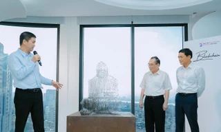 Tượng 'cha đẻ' bitcoin phiên bản tan biến lần đầu xuất hiện tại Việt Nam 