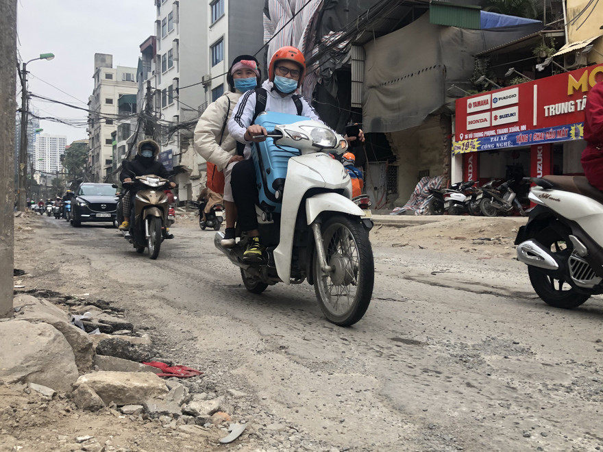 Những tuyến đường chằng chịt ‘ổ gà, ổ voi’ ở Hà Nội