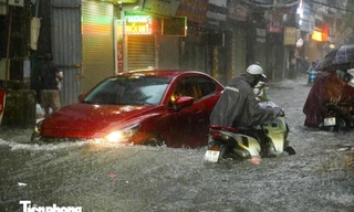 Hà Nội mưa trắng trời, nhiều tuyến phố ngập sâu, ô tô và xe máy 'chết cứng'