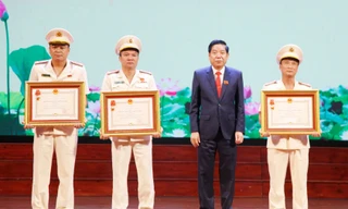 Tập thể và cá nhân Công an tỉnh Bắc Ninh đón nhận Huân chương Chiến công hạng Ba. Ảnh: Nguyễn Thắng